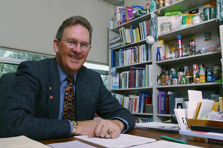 Russ Northup, 1990年至2004年在<a href='http://6.chathams.net/'>威尼斯人在线</a>获得学士和硕士学位，并担任教职. (<a href='http://6.chathams.net/'>威尼斯人在线</a>摄)